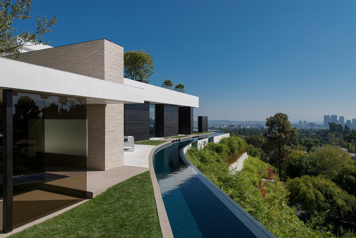 benedict canyon drive, a luxury guest house with views on the site of a Beverly Hills mansion — whipple russell architects