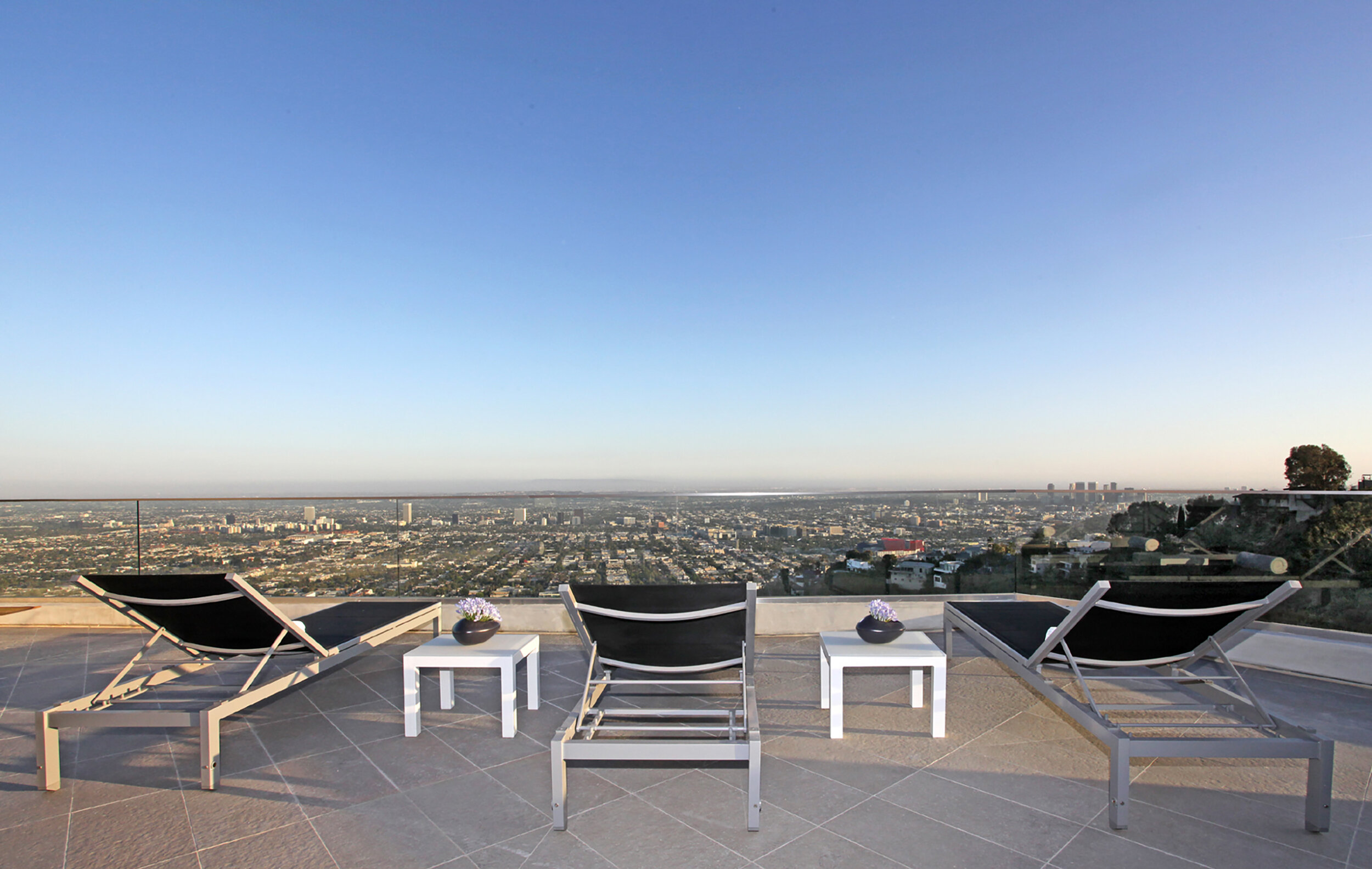 grand view drive, a modern indoor outdoor hollywood hills home with roof deck & expansive views — whipple russell architects