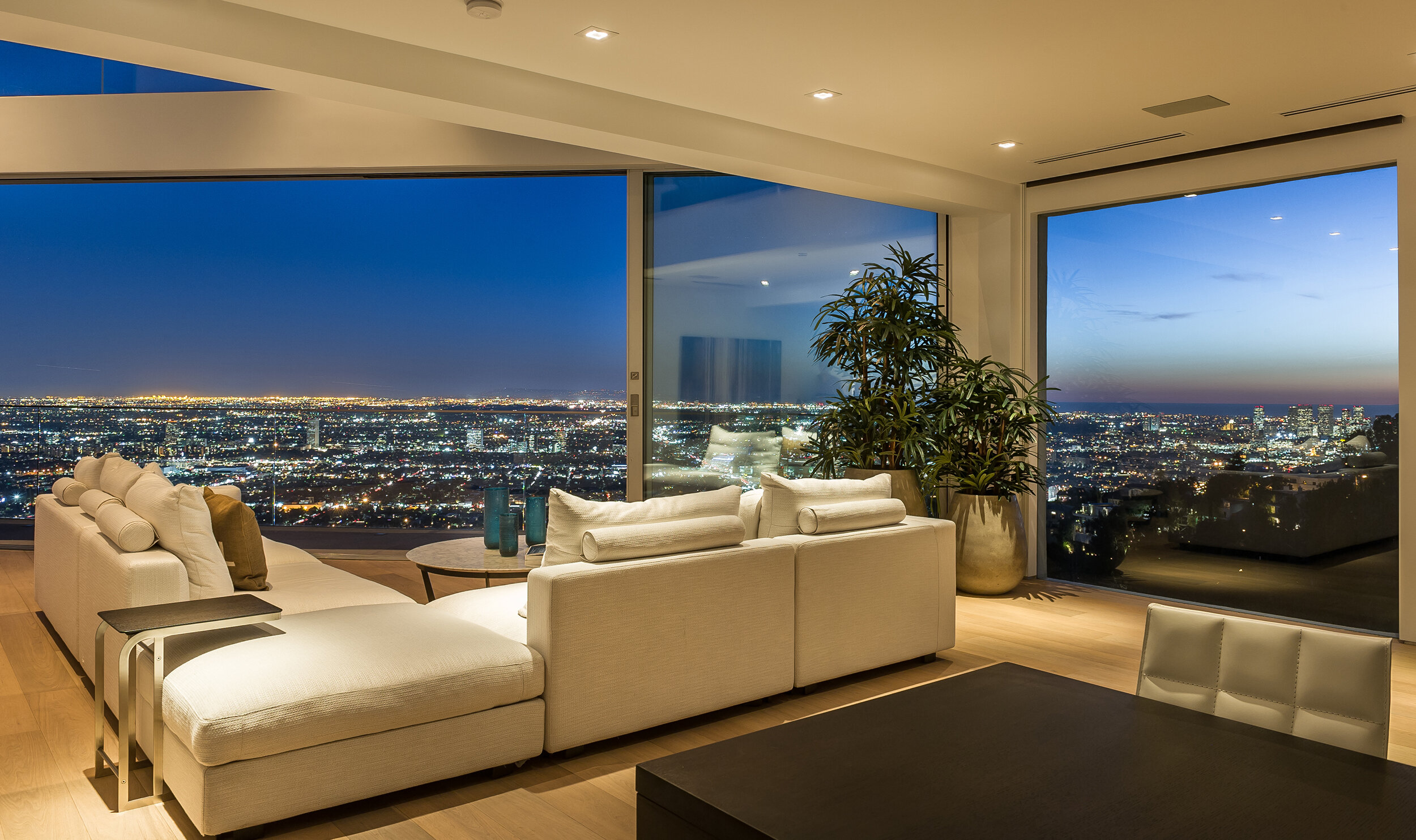 grand view drive, a modern indoor outdoor hollywood hills home with roof deck & expansive views — whipple russell architects