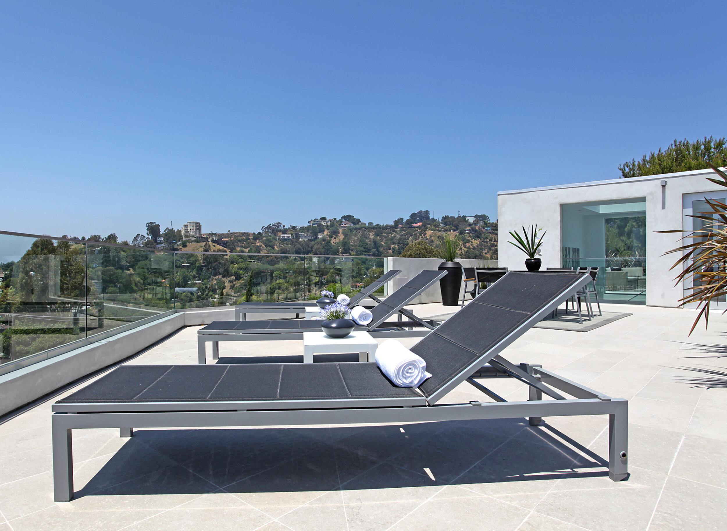 grand view drive, a modern indoor outdoor hollywood hills home with roof deck & expansive views — whipple russell architects
