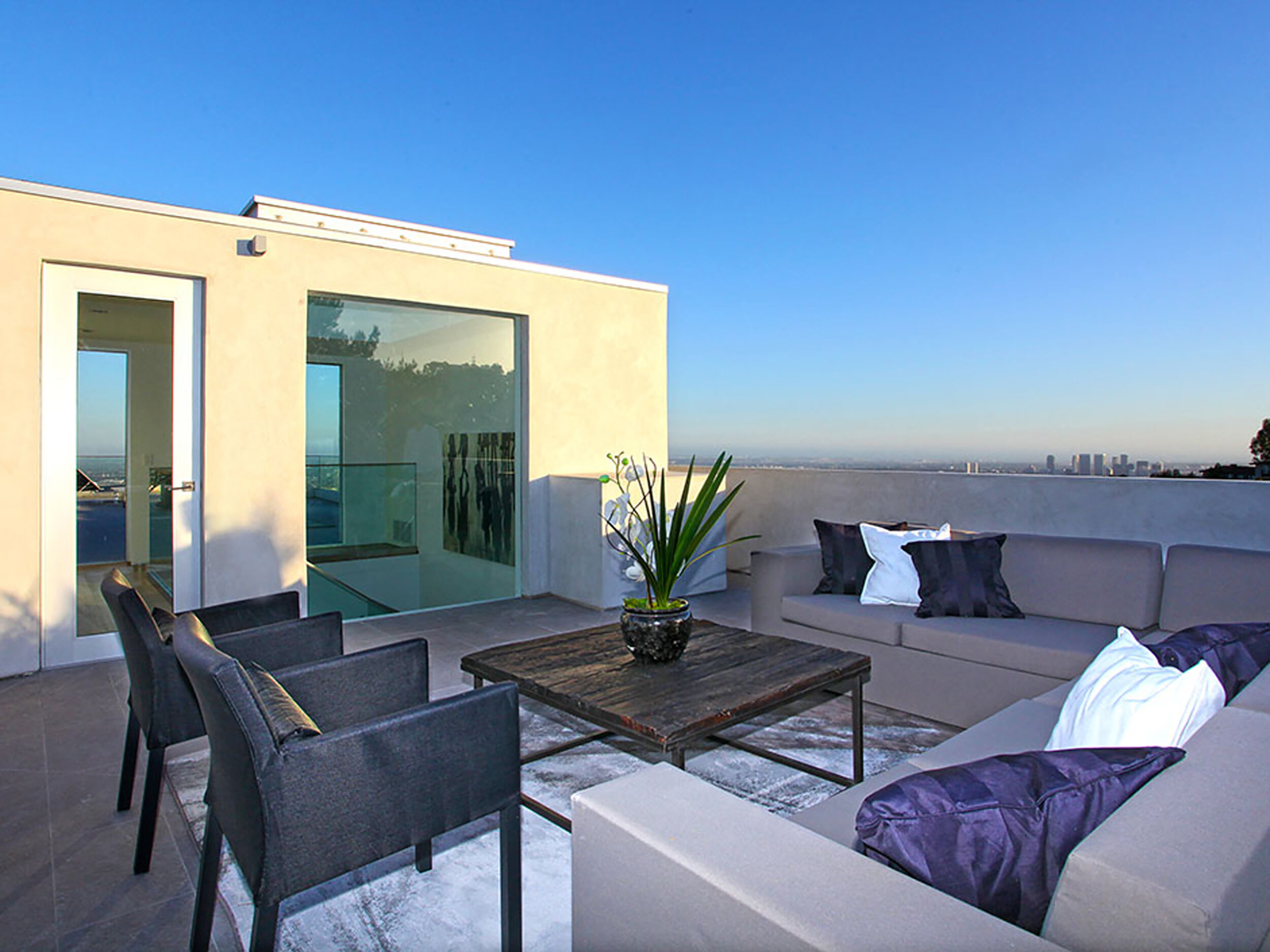 grand view drive, a modern indoor outdoor hollywood hills home with roof deck & expansive views — whipple russell architects