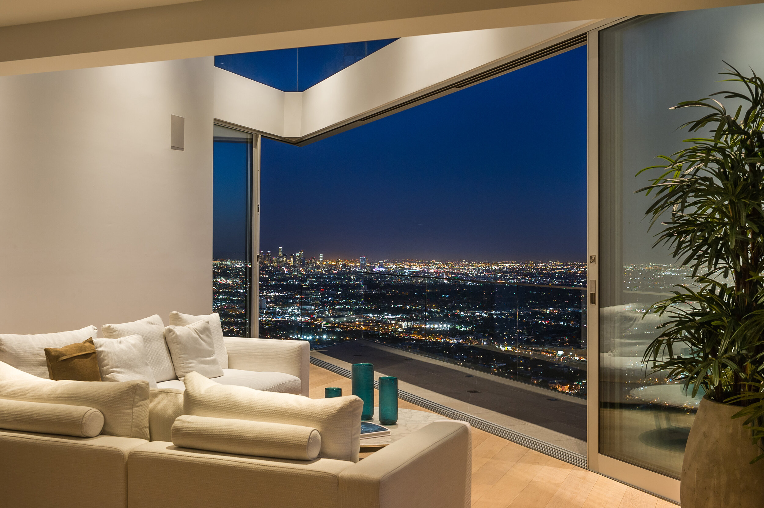 grand view drive, a modern indoor outdoor hollywood hills home with roof deck & expansive views — whipple russell architects