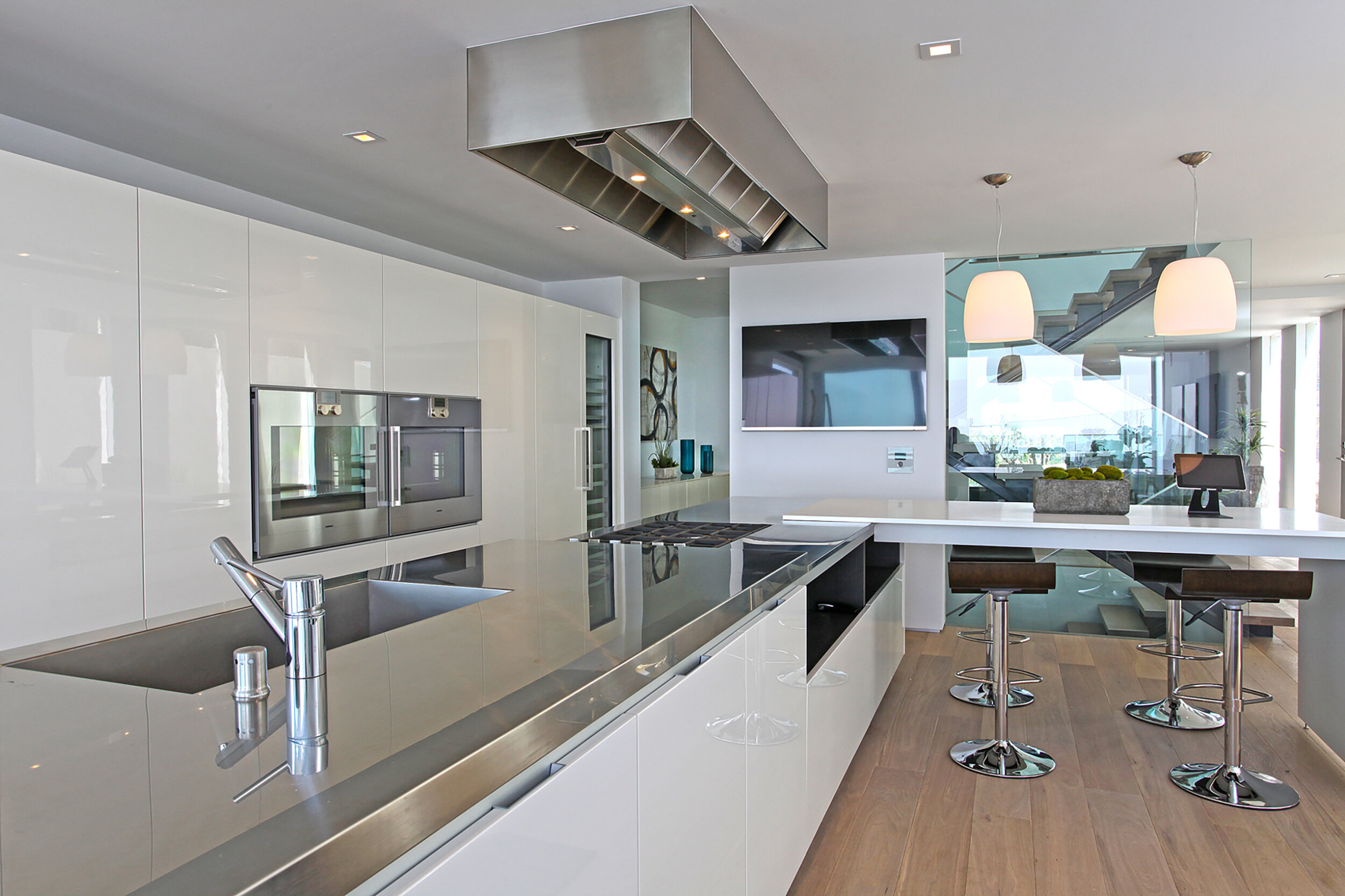 grand view drive, a modern indoor outdoor hollywood hills home with roof deck & expansive views — whipple russell architects